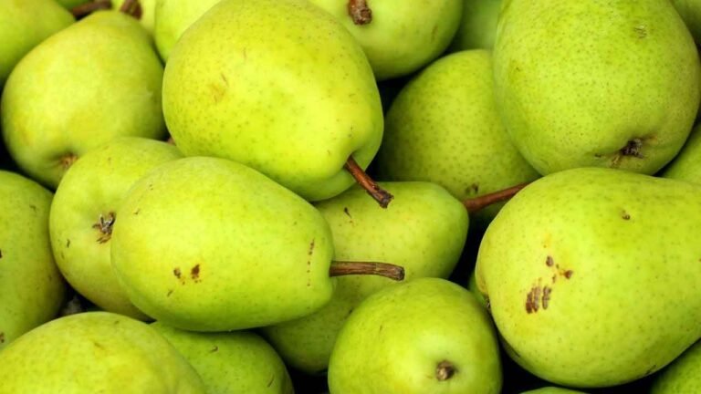 green pears close up