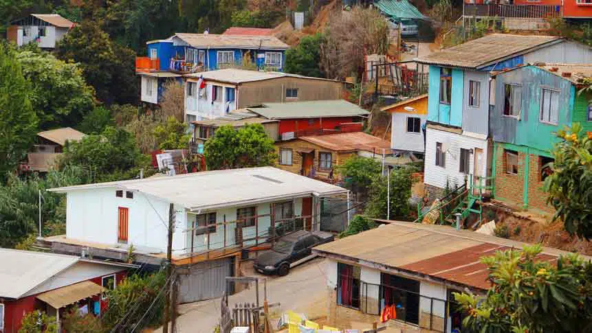houses close together in a neighbourhood